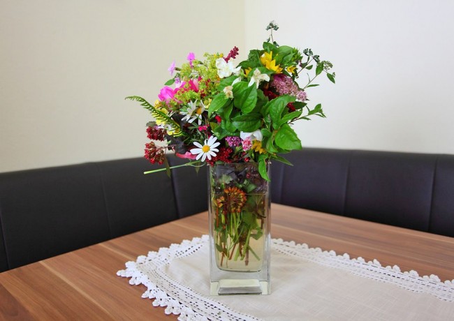 Frisch gepflückter Blumenstrauß von der umliegenden Wiese