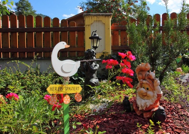 Blühender Garten im Sommer