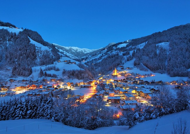 Blick auf Großarl in der Dämmerung