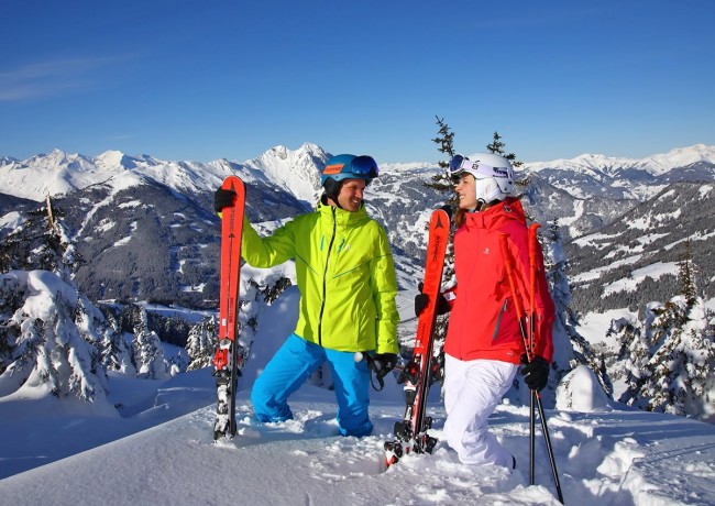 Unterwegs mit den Skiern im Tiefschnee
