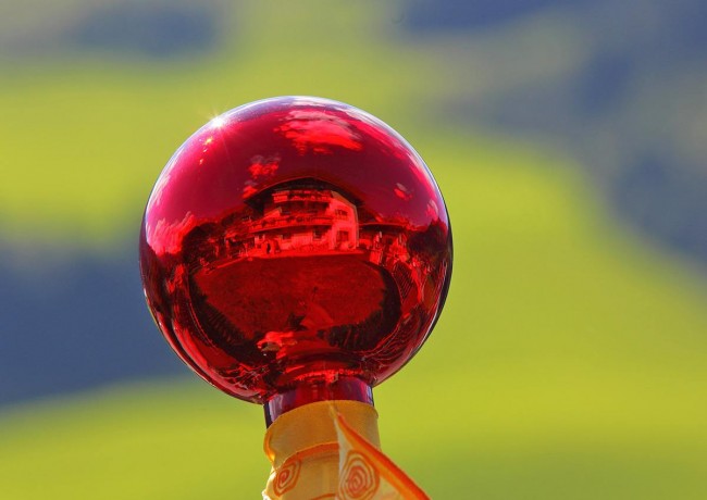 Deko-Kugel im Garten